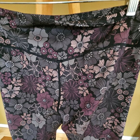 DHARMA BUMS LEGGINGS/OLD NAVY TANK - Picture 4 of 9